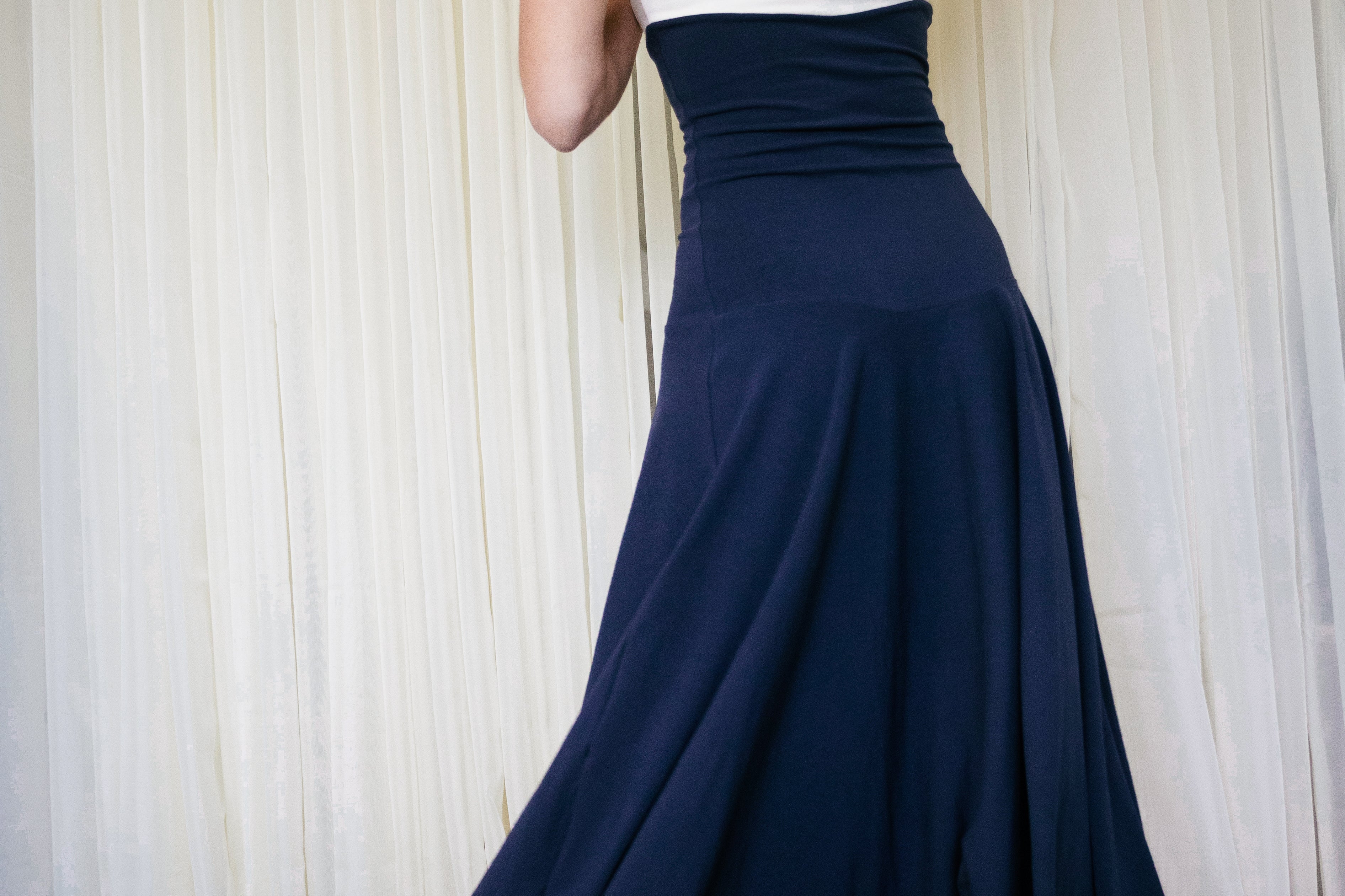 lorelai v maxi dress in tropez blue bec and bridge lorelai v maxi dress in topaz